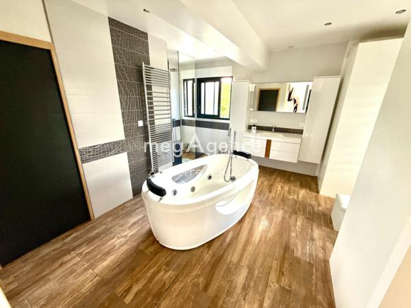 Maison à LA POSSONNIERE, 49170 - 6 pièces 212m²