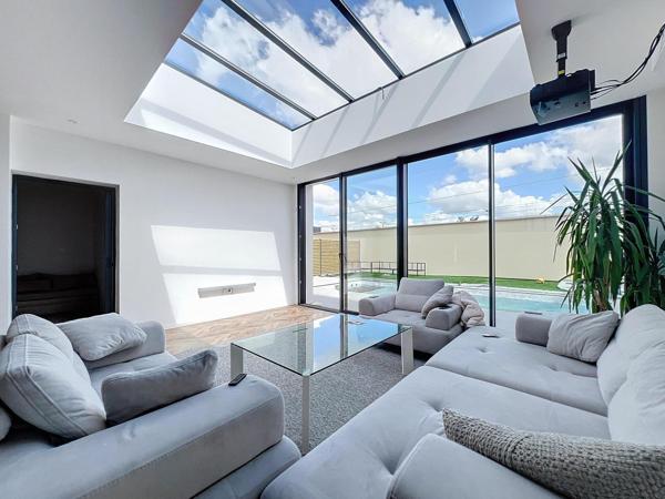 Maison contemporaine de plain-pied avec 4 chambres et  piscine – Angers