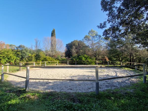 Lorgues (83510) Bastide provençale, 8 pièces, 2 gîtes, piscine, 5 box à chevaux et rond de longe sur 4 hectares, à Lorgues