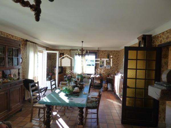Maison de village de 100 m², sous sol, cuisine aménagée, 3 chambres, véranda