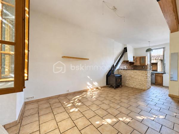 Une terrasse à l’ombre de la vigne, la chaleur d’un poêle à bois, les commerces à proximité… Située dans une rue calme dans le quartier des Rotondes, à deux pas du quartier des Sources, cette maison réunit le charme d’un lieu accueillant et les atouts d’une adresse pratique, à une dizaine de minutes à pied des remparts.

Avec environ 68 m², complétés par une véranda de 7 m², son agencement procure une agréable sensation d’espace. Au rez-de-chaussée, la grande pièce de vie traversante associe salon et cuisine ouverte équipée : un espace convivial où la lumière circule d’un côté à l’autre de la maison.

L’escalier en bois mène à deux belles chambres avec parquet massif et à une grande salle d’eau rénovée en 2024, comprenant une douche et un WC. Un second WC se situe au rez-de-chaussée, dans la véranda, qui peut aussi accueillir la buanderie.

À l’extérieur, le jardin avant et sa terrasse en bois sous la vigne offrent un coin agréable pour les repas ou les pauses à l’ombre. À l’arrière, le patio et son abri apportent un espace détente supplémentaire, et permet de ranger outils et bois.

La maison dispose d’atouts concrets pour un confort économe : un poêle à bois labellisé Flamme Verte, fenêtres en double vitrage, et une isolation des combles refaite récemment. Un système de ventilation efficace contribue au renouvellement de l’air intérieur.

Le quotidien peut largement s’organiser à pied : nombreux commerces à proximité immédiate, marché du mardi matin, arrêt de bus Rotondes à environ 100 mètres et remparts accessibles en une dizaine de minutes. Le stationnement est aisé dans le secteur, avec des places dans la rue et deux parkings à proximité.

Une maison chaleureuse et bien pensée, pour profiter du calme tout en restant proche de la vie avignonnaise.

Professionnels de l'immobilier: Si vous accompagnez des acquéreurs dans leur recherche, et que vous pensez que ce bien pourrait répondre à leurs besoins, n'hésitez pas à appeler.

--------------------------