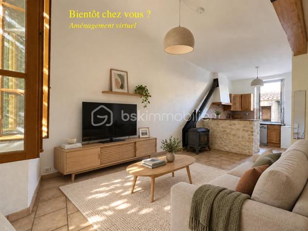 Une terrasse à l’ombre de la vigne, la chaleur d’un poêle à bois, les commerces à proximité… Située dans une rue calme dans le quartier des Rotondes, à deux pas du quartier des Sources, cette maison réunit le charme d’un lieu accueillant et les atouts d’une adresse pratique, à une dizaine de minutes à pied des remparts.

Avec environ 68 m², complétés par une véranda de 7 m², son agencement procure une agréable sensation d’espace. Au rez-de-chaussée, la grande pièce de vie traversante associe salon et cuisine ouverte équipée : un espace convivial où la lumière circule d’un côté à l’autre de la maison.

L’escalier en bois mène à deux belles chambres avec parquet massif et à une grande salle d’eau rénovée en 2024, comprenant une douche et un WC. Un second WC se situe au rez-de-chaussée, dans la véranda, qui peut aussi accueillir la buanderie.

À l’extérieur, le jardin avant et sa terrasse en bois sous la vigne offrent un coin agréable pour les repas ou les pauses à l’ombre. À l’arrière, le patio et son abri apportent un espace détente supplémentaire, et permet de ranger outils et bois.

La maison dispose d’atouts concrets pour un confort économe : un poêle à bois labellisé Flamme Verte, fenêtres en double vitrage, et une isolation des combles refaite récemment. Un système de ventilation efficace contribue au renouvellement de l’air intérieur.

Le quotidien peut largement s’organiser à pied : nombreux commerces à proximité immédiate, marché du mardi matin, arrêt de bus Rotondes à environ 100 mètres et remparts accessibles en une dizaine de minutes. Le stationnement est aisé dans le secteur, avec des places dans la rue et deux parkings à proximité.

Une maison chaleureuse et bien pensée, pour profiter du calme tout en restant proche de la vie avignonnaise.

Professionnels de l'immobilier: Si vous accompagnez des acquéreurs dans leur recherche, et que vous pensez que ce bien pourrait répondre à leurs besoins, n'hésitez pas à appeler.

--------------------------