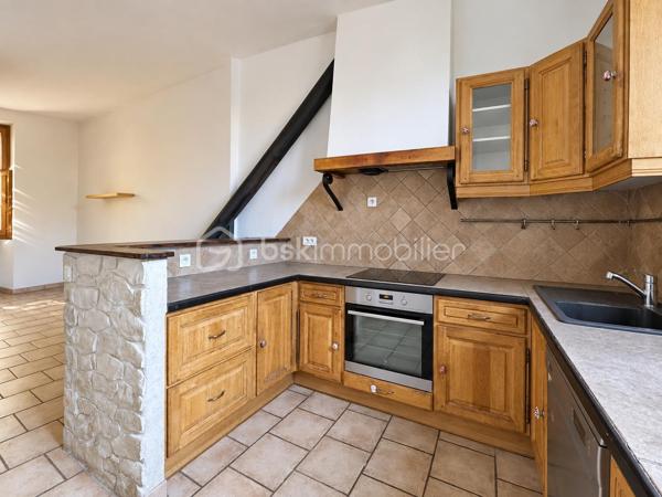 Une terrasse à l’ombre de la vigne, la chaleur d’un poêle à bois, les commerces à proximité… Située dans une rue calme dans le quartier des Rotondes, à deux pas du quartier des Sources, cette maison réunit le charme d’un lieu accueillant et les atouts d’une adresse pratique, à une dizaine de minutes à pied des remparts.

Avec environ 68 m², complétés par une véranda de 7 m², son agencement procure une agréable sensation d’espace. Au rez-de-chaussée, la grande pièce de vie traversante associe salon et cuisine ouverte équipée : un espace convivial où la lumière circule d’un côté à l’autre de la maison.

L’escalier en bois mène à deux belles chambres avec parquet massif et à une grande salle d’eau rénovée en 2024, comprenant une douche et un WC. Un second WC se situe au rez-de-chaussée, dans la véranda, qui peut aussi accueillir la buanderie.

À l’extérieur, le jardin avant et sa terrasse en bois sous la vigne offrent un coin agréable pour les repas ou les pauses à l’ombre. À l’arrière, le patio et son abri apportent un espace détente supplémentaire, et permet de ranger outils et bois.

La maison dispose d’atouts concrets pour un confort économe : un poêle à bois labellisé Flamme Verte, fenêtres en double vitrage, et une isolation des combles refaite récemment. Un système de ventilation efficace contribue au renouvellement de l’air intérieur.

Le quotidien peut largement s’organiser à pied : nombreux commerces à proximité immédiate, marché du mardi matin, arrêt de bus Rotondes à environ 100 mètres et remparts accessibles en une dizaine de minutes. Le stationnement est aisé dans le secteur, avec des places dans la rue et deux parkings à proximité.

Une maison chaleureuse et bien pensée, pour profiter du calme tout en restant proche de la vie avignonnaise.

Professionnels de l'immobilier: Si vous accompagnez des acquéreurs dans leur recherche, et que vous pensez que ce bien pourrait répondre à leurs besoins, n'hésitez pas à appeler.

--------------------------