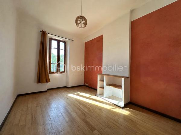 Une terrasse à l’ombre de la vigne, la chaleur d’un poêle à bois, les commerces à proximité… Située dans une rue calme dans le quartier des Rotondes, à deux pas du quartier des Sources, cette maison réunit le charme d’un lieu accueillant et les atouts d’une adresse pratique, à une dizaine de minutes à pied des remparts.

Avec environ 68 m², complétés par une véranda de 7 m², son agencement procure une agréable sensation d’espace. Au rez-de-chaussée, la grande pièce de vie traversante associe salon et cuisine ouverte équipée : un espace convivial où la lumière circule d’un côté à l’autre de la maison.

L’escalier en bois mène à deux belles chambres avec parquet massif et à une grande salle d’eau rénovée en 2024, comprenant une douche et un WC. Un second WC se situe au rez-de-chaussée, dans la véranda, qui peut aussi accueillir la buanderie.

À l’extérieur, le jardin avant et sa terrasse en bois sous la vigne offrent un coin agréable pour les repas ou les pauses à l’ombre. À l’arrière, le patio et son abri apportent un espace détente supplémentaire, et permet de ranger outils et bois.

La maison dispose d’atouts concrets pour un confort économe : un poêle à bois labellisé Flamme Verte, fenêtres en double vitrage, et une isolation des combles refaite récemment. Un système de ventilation efficace contribue au renouvellement de l’air intérieur.

Le quotidien peut largement s’organiser à pied : nombreux commerces à proximité immédiate, marché du mardi matin, arrêt de bus Rotondes à environ 100 mètres et remparts accessibles en une dizaine de minutes. Le stationnement est aisé dans le secteur, avec des places dans la rue et deux parkings à proximité.

Une maison chaleureuse et bien pensée, pour profiter du calme tout en restant proche de la vie avignonnaise.

Professionnels de l'immobilier: Si vous accompagnez des acquéreurs dans leur recherche, et que vous pensez que ce bien pourrait répondre à leurs besoins, n'hésitez pas à appeler.

--------------------------