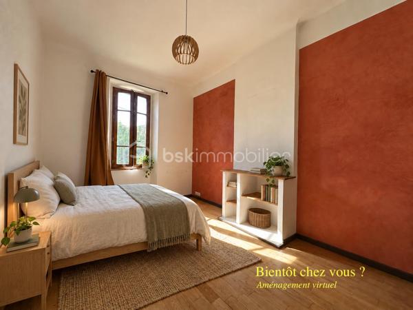 Une terrasse à l’ombre de la vigne, la chaleur d’un poêle à bois, les commerces à proximité… Située dans une rue calme dans le quartier des Rotondes, à deux pas du quartier des Sources, cette maison réunit le charme d’un lieu accueillant et les atouts d’une adresse pratique, à une dizaine de minutes à pied des remparts.

Avec environ 68 m², complétés par une véranda de 7 m², son agencement procure une agréable sensation d’espace. Au rez-de-chaussée, la grande pièce de vie traversante associe salon et cuisine ouverte équipée : un espace convivial où la lumière circule d’un côté à l’autre de la maison.

L’escalier en bois mène à deux belles chambres avec parquet massif et à une grande salle d’eau rénovée en 2024, comprenant une douche et un WC. Un second WC se situe au rez-de-chaussée, dans la véranda, qui peut aussi accueillir la buanderie.

À l’extérieur, le jardin avant et sa terrasse en bois sous la vigne offrent un coin agréable pour les repas ou les pauses à l’ombre. À l’arrière, le patio et son abri apportent un espace détente supplémentaire, et permet de ranger outils et bois.

La maison dispose d’atouts concrets pour un confort économe : un poêle à bois labellisé Flamme Verte, fenêtres en double vitrage, et une isolation des combles refaite récemment. Un système de ventilation efficace contribue au renouvellement de l’air intérieur.

Le quotidien peut largement s’organiser à pied : nombreux commerces à proximité immédiate, marché du mardi matin, arrêt de bus Rotondes à environ 100 mètres et remparts accessibles en une dizaine de minutes. Le stationnement est aisé dans le secteur, avec des places dans la rue et deux parkings à proximité.

Une maison chaleureuse et bien pensée, pour profiter du calme tout en restant proche de la vie avignonnaise.

Professionnels de l'immobilier: Si vous accompagnez des acquéreurs dans leur recherche, et que vous pensez que ce bien pourrait répondre à leurs besoins, n'hésitez pas à appeler.

--------------------------