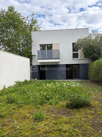 Duplex T5 de 107 m² avec jardin privatif – Les Villas d’Oz (2012)



Dans la résidence  Les Villas d’Oz (2012), découvrez ce superbe duplex T5 de 107 m² habitables avec jardin privatif de 140 m² et deux places de parking en sous-sol. Idéalement situé à proximité des écoles, des transports, de la gare et des commerces.



Rez-de-chaussée :

Entrée avec placard
Salle d’eau avec WC
Cuisine
Grand séjour lumineux de 37m² ouvrant sur une terrasse  et le jardin


Étage :

Quatre chambres dont une avec grand dressing
Une chambre avec balcon et une autre avec terrasse
 Salle de bain avec double vasque et sèche serviettes et WC


Ce bien lumineux et fonctionnel offre un cadre de vie parfait pour une famille à la
