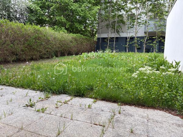 Duplex T5 de 107 m² avec jardin privatif – Les Villas d’Oz (2012)



Dans la résidence  Les Villas d’Oz (2012), découvrez ce superbe duplex T5 de 107 m² habitables avec jardin privatif de 140 m² et deux places de parking en sous-sol. Idéalement situé à proximité des écoles, des transports, de la gare et des commerces.



Rez-de-chaussée :

Entrée avec placard
Salle d’eau avec WC
Cuisine
Grand séjour lumineux de 37m² ouvrant sur une terrasse  et le jardin


Étage :

Quatre chambres dont une avec grand dressing
Une chambre avec balcon et une autre avec terrasse
 Salle de bain avec double vasque et sèche serviettes et WC


Ce bien lumineux et fonctionnel offre un cadre de vie parfait pour une famille à la