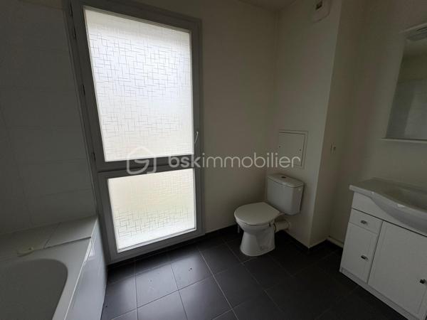 Duplex T5 de 107 m² avec jardin privatif – Les Villas d’Oz (2012)



Dans la résidence  Les Villas d’Oz (2012), découvrez ce superbe duplex T5 de 107 m² habitables avec jardin privatif de 140 m² et deux places de parking en sous-sol. Idéalement situé à proximité des écoles, des transports, de la gare et des commerces.



Rez-de-chaussée :

Entrée avec placard
Salle d’eau avec WC
Cuisine
Grand séjour lumineux de 37m² ouvrant sur une terrasse  et le jardin


Étage :

Quatre chambres dont une avec grand dressing
Une chambre avec balcon et une autre avec terrasse
 Salle de bain avec double vasque et sèche serviettes et WC


Ce bien lumineux et fonctionnel offre un cadre de vie parfait pour une famille à la
