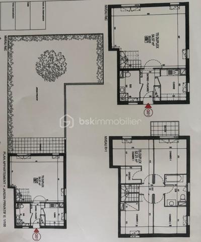 Duplex T5 de 107 m² avec jardin privatif – Les Villas d’Oz (2012)



Dans la résidence  Les Villas d’Oz (2012), découvrez ce superbe duplex T5 de 107 m² habitables avec jardin privatif de 140 m² et deux places de parking en sous-sol. Idéalement situé à proximité des écoles, des transports, de la gare et des commerces.



Rez-de-chaussée :

Entrée avec placard
Salle d’eau avec WC
Cuisine
Grand séjour lumineux de 37m² ouvrant sur une terrasse  et le jardin


Étage :

Quatre chambres dont une avec grand dressing
Une chambre avec balcon et une autre avec terrasse
 Salle de bain avec double vasque et sèche serviettes et WC


Ce bien lumineux et fonctionnel offre un cadre de vie parfait pour une famille à la