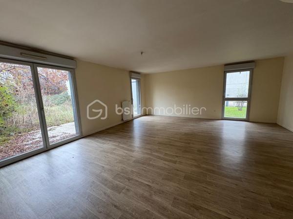 Duplex T5 de 107 m² avec jardin privatif – Les Villas d’Oz (2012)



Dans la résidence  Les Villas d’Oz (2012), découvrez ce superbe duplex T5 de 107 m² habitables avec jardin privatif de 140 m² et deux places de parking en sous-sol. Idéalement situé à proximité des écoles, des transports, de la gare et des commerces.



Rez-de-chaussée :

Entrée avec placard
Salle d’eau avec WC
Cuisine
Grand séjour lumineux de 37m² ouvrant sur une terrasse  et le jardin


Étage :

Quatre chambres dont une avec grand dressing
Une chambre avec balcon et une autre avec terrasse
 Salle de bain avec double vasque et sèche serviettes et WC


Ce bien lumineux et fonctionnel offre un cadre de vie parfait pour une famille à la