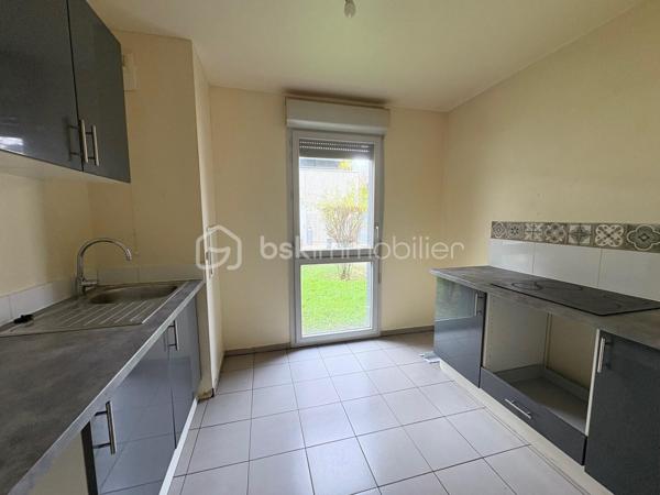 Duplex T5 de 107 m² avec jardin privatif – Les Villas d’Oz (2012)



Dans la résidence  Les Villas d’Oz (2012), découvrez ce superbe duplex T5 de 107 m² habitables avec jardin privatif de 140 m² et deux places de parking en sous-sol. Idéalement situé à proximité des écoles, des transports, de la gare et des commerces.



Rez-de-chaussée :

Entrée avec placard
Salle d’eau avec WC
Cuisine
Grand séjour lumineux de 37m² ouvrant sur une terrasse  et le jardin


Étage :

Quatre chambres dont une avec grand dressing
Une chambre avec balcon et une autre avec terrasse
 Salle de bain avec double vasque et sèche serviettes et WC


Ce bien lumineux et fonctionnel offre un cadre de vie parfait pour une famille à la
