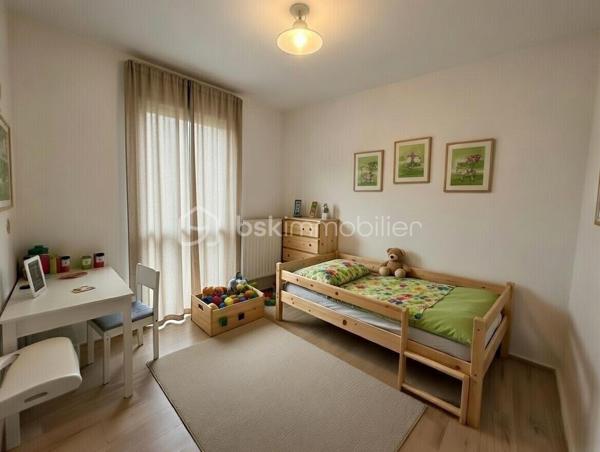 Duplex T5 de 107 m² avec jardin privatif – Les Villas d’Oz (2012)



Dans la résidence  Les Villas d’Oz (2012), découvrez ce superbe duplex T5 de 107 m² habitables avec jardin privatif de 140 m² et deux places de parking en sous-sol. Idéalement situé à proximité des écoles, des transports, de la gare et des commerces.



Rez-de-chaussée :

Entrée avec placard
Salle d’eau avec WC
Cuisine
Grand séjour lumineux de 37m² ouvrant sur une terrasse  et le jardin


Étage :

Quatre chambres dont une avec grand dressing
Une chambre avec balcon et une autre avec terrasse
 Salle de bain avec double vasque et sèche serviettes et WC


Ce bien lumineux et fonctionnel offre un cadre de vie parfait pour une famille à la