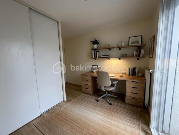 Duplex T5 de 107 m² avec jardin privatif – Les Villas d’Oz (2012)



Dans la résidence  Les Villas d’Oz (2012), découvrez ce superbe duplex T5 de 107 m² habitables avec jardin privatif de 140 m² et deux places de parking en sous-sol. Idéalement situé à proximité des écoles, des transports, de la gare et des commerces.



Rez-de-chaussée :

Entrée avec placard
Salle d’eau avec WC
Cuisine
Grand séjour lumineux de 37m² ouvrant sur une terrasse  et le jardin


Étage :

Quatre chambres dont une avec grand dressing
Une chambre avec balcon et une autre avec terrasse
 Salle de bain avec double vasque et sèche serviettes et WC


Ce bien lumineux et fonctionnel offre un cadre de vie parfait pour une famille à la