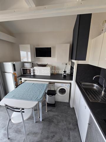 appartement refait a neuf dans résidence sécurisé avec gardien a j'année ,piscine, local vélo, a 900 m de la mer au bord de l'étang possibilité de mettre un bateau ( en supplément avec la capitainerie) une vue imprenable sur le Canigou avec le couché de soleil et beaucoup d'autres prestation a visité rapidement
