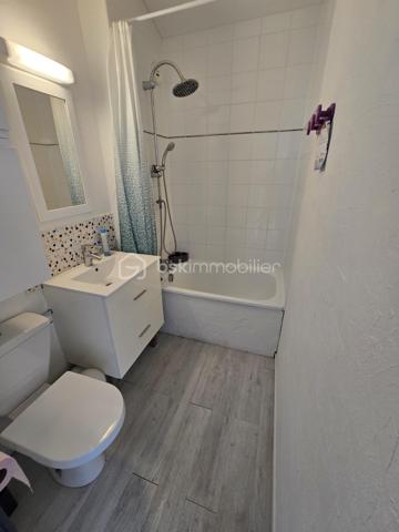 appartement refait a neuf dans résidence sécurisé avec gardien a j'année ,piscine, local vélo, a 900 m de la mer au bord de l'étang possibilité de mettre un bateau ( en supplément avec la capitainerie) une vue imprenable sur le Canigou avec le couché de soleil et beaucoup d'autres prestation a visité rapidement