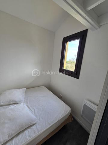 appartement refait a neuf dans résidence sécurisé avec gardien a j'année ,piscine, local vélo, a 900 m de la mer au bord de l'étang possibilité de mettre un bateau ( en supplément avec la capitainerie) une vue imprenable sur le Canigou avec le couché de soleil et beaucoup d'autres prestation a visité rapidement