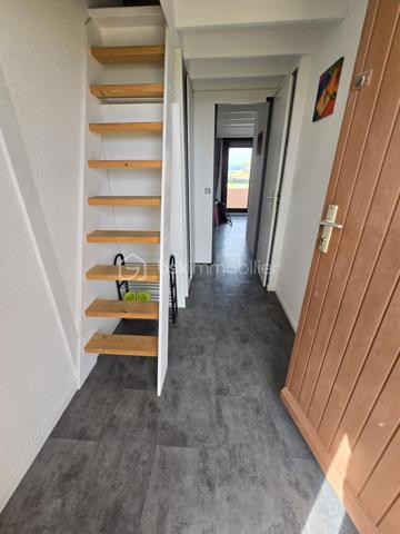 appartement refait a neuf dans résidence sécurisé avec gardien a j'année ,piscine, local vélo, a 900 m de la mer au bord de l'étang possibilité de mettre un bateau ( en supplément avec la capitainerie) une vue imprenable sur le Canigou avec le couché de soleil et beaucoup d'autres prestation a visité rapidement