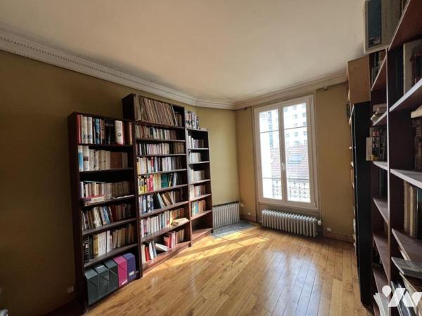 Paris 14e – Appartement de caractère au calme absolu, moulures et cheminées.