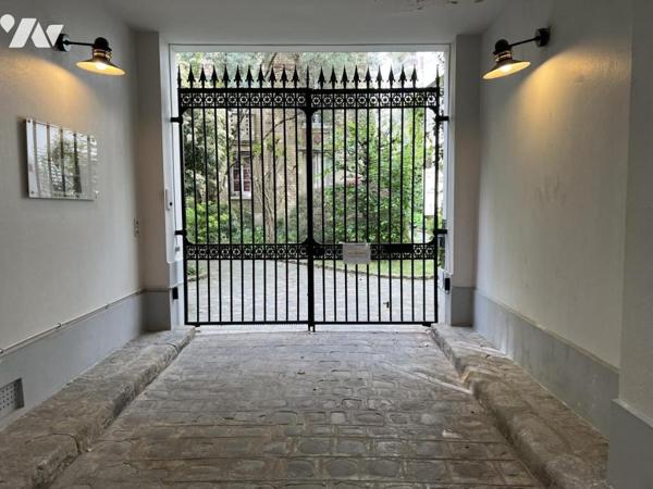 Paris 14e – Appartement de caractère au calme absolu, moulures et cheminées.