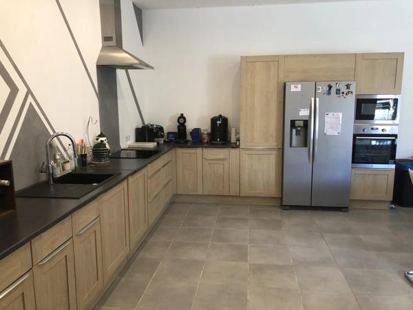 Grande maison rénovée avec fort potentiel d'activité professionnelle – Emplacement stratégique entre Carcassonne et Narbonne