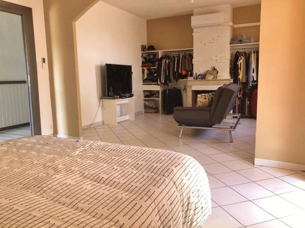 Grande maison rénovée avec fort potentiel d'activité professionnelle – Emplacement stratégique entre Carcassonne et Narbonne