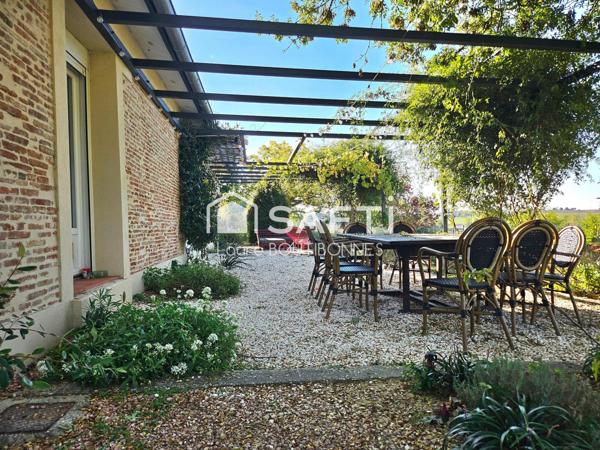 Maison avec une vue panoramique sur la campagne
