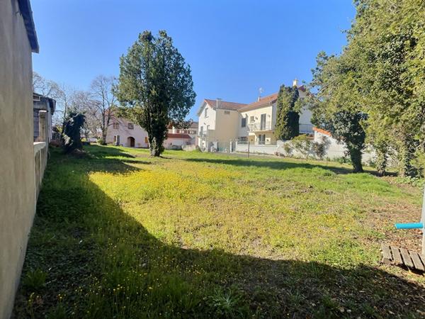Terrain constructible 658 m2 -Malintrat