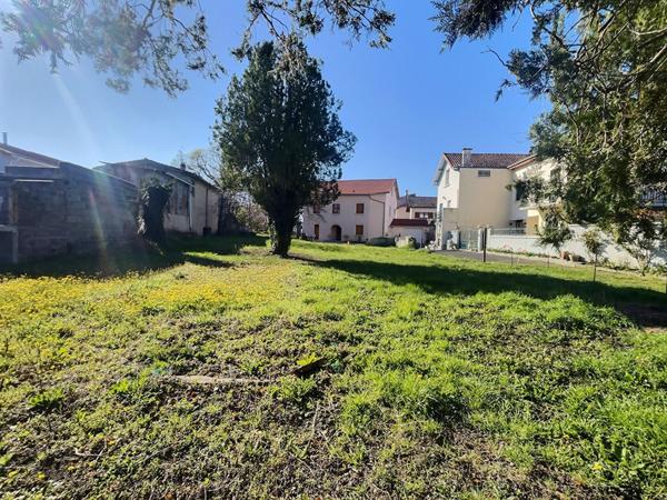 Terrain constructible 658 m2 -Malintrat