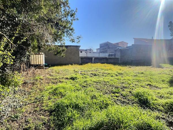 Terrain constructible 658 m2 -Malintrat