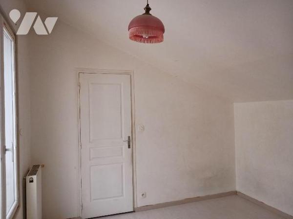 A VENDRE sur le commune de BAR SUR SEINE (Aube), Un appartement de type III en duplex, situé da...