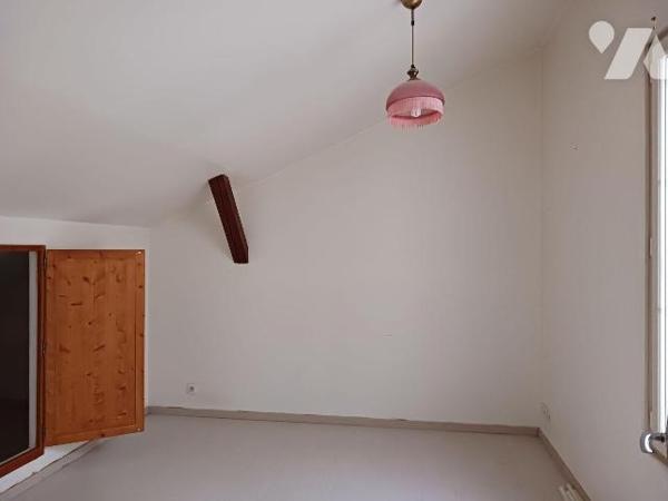 A VENDRE sur le commune de BAR SUR SEINE (Aube), Un appartement de type III en duplex, situé da...