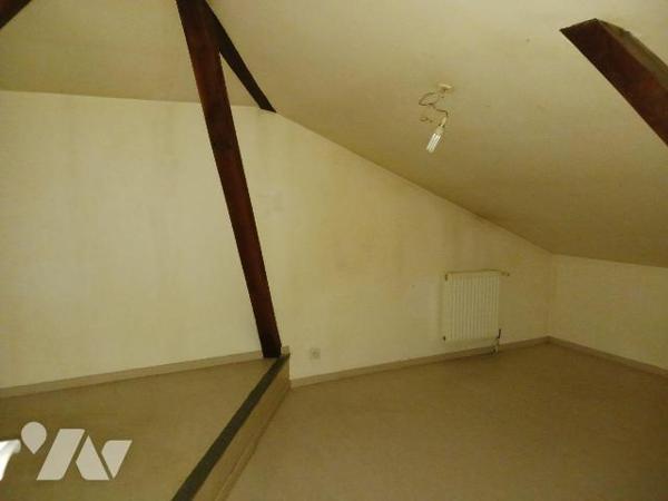 A VENDRE sur le commune de BAR SUR SEINE (Aube), Un appartement de type III en duplex, situé da...