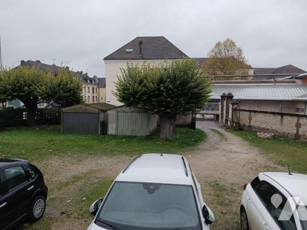 A VENDRE sur le commune de BAR SUR SEINE (Aube), Un appartement de type III en duplex, situé da...