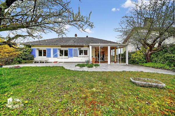 Maison familiale 5 chambres avec véranda, sous-sol complet et garage – 

Située dans le quartier très prisé d’Élange, à seulement 20 minutes de Luxembourg-ville, cette maison spacieuse et fonctionnelle offre un cadre de vie recherché sur un terrain de 640M², alliant calme résidentiel et proximité des axes transfrontaliers.
Elle développe une surface loi Carrez de 165,42 m² et une surface au sol totale de 210,92 m², idéale pour une famille.

Au rez-de-chaussée

Une entrée de 12,56 m² dessert un salon lumineux de 17,72 m² et un séjour de 13,41 m², formant une agréable pièce de vie conviviale équipée d’un insert, apportant confort et chaleur.
Une véranda de 17,09 m² prolonge l’espace de vie et bénéficie d’une belle luminosité naturelle.
La cuisine de 10,83 m², fonctionnelle, complète cet ensemble.
L’espace nuit comprend trois chambres (12,84 m², 10,91 m² et 10,93 m²), ainsi qu’une salle de bain.

Au sous-sol :
Entièrement aménagé, il propose :
Deux grandes chambres (17,71 m² et 13,92 m²),
Une seconde salle de bain spacieuse,
Un dégagement,
Un garage motorisé de 36,05 m²,
Une pièce annexe, idéale pour stockage.

Caractéristiques techniques :
Chaudière individuelle gaz (installée avant 1981), complétée par un insert dans la pièce de vie.
Émetteurs : radiateurs

Eau chaude sanitaire :
Accumulateur gaz classique installé à partir de 2001, ballon 300 L.

Menuiseries :
Fenêtres coulissantes métal à rupture de pont thermique, double vitrage à isolation renforcée,
fenêtres et portes-fenêtres oscillo-battantes PVC double vitrage,
parois en polycarbonate (véranda),
portes PVC double vitrage et porte bois pleine.

Équipements :
Volets motorisés à énergie solaire,
porte de garage motorisée.

( Les 2 premières photos présentent une suggestion d’aménagement virtuel non contractuelle, réalisée pour permettre de mieux imaginer le potentiel d’ameublement et l’ambiance de la pièce. )

Les atouts

✔ Quartier très recherché d’Élange
✔ À 20 min de Luxembourg-ville
✔ Insert dans la pièce de vie
✔ 5 chambres
✔ Véranda lumineuse
✔ Sous-sol complet
✔ Garage motorisé et volets solaires
✔ Beaux volumes et fort potentiel

📞 Bien rare sur le secteur – à visiter sans tarder !