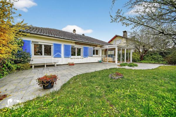 Maison familiale 5 chambres avec véranda, sous-sol complet et garage – 

Située dans le quartier très prisé d’Élange, à seulement 20 minutes de Luxembourg-ville, cette maison spacieuse et fonctionnelle offre un cadre de vie recherché sur un terrain de 640M², alliant calme résidentiel et proximité des axes transfrontaliers.
Elle développe une surface loi Carrez de 165,42 m² et une surface au sol totale de 210,92 m², idéale pour une famille.

Au rez-de-chaussée

Une entrée de 12,56 m² dessert un salon lumineux de 17,72 m² et un séjour de 13,41 m², formant une agréable pièce de vie conviviale équipée d’un insert, apportant confort et chaleur.
Une véranda de 17,09 m² prolonge l’espace de vie et bénéficie d’une belle luminosité naturelle.
La cuisine de 10,83 m², fonctionnelle, complète cet ensemble.
L’espace nuit comprend trois chambres (12,84 m², 10,91 m² et 10,93 m²), ainsi qu’une salle de bain.

Au sous-sol :
Entièrement aménagé, il propose :
Deux grandes chambres (17,71 m² et 13,92 m²),
Une seconde salle de bain spacieuse,
Un dégagement,
Un garage motorisé de 36,05 m²,
Une pièce annexe, idéale pour stockage.

Caractéristiques techniques :
Chaudière individuelle gaz (installée avant 1981), complétée par un insert dans la pièce de vie.
Émetteurs : radiateurs

Eau chaude sanitaire :
Accumulateur gaz classique installé à partir de 2001, ballon 300 L.

Menuiseries :
Fenêtres coulissantes métal à rupture de pont thermique, double vitrage à isolation renforcée,
fenêtres et portes-fenêtres oscillo-battantes PVC double vitrage,
parois en polycarbonate (véranda),
portes PVC double vitrage et porte bois pleine.

Équipements :
Volets motorisés à énergie solaire,
porte de garage motorisée.

( Les 2 premières photos présentent une suggestion d’aménagement virtuel non contractuelle, réalisée pour permettre de mieux imaginer le potentiel d’ameublement et l’ambiance de la pièce. )

Les atouts

✔ Quartier très recherché d’Élange
✔ À 20 min de Luxembourg-ville
✔ Insert dans la pièce de vie
✔ 5 chambres
✔ Véranda lumineuse
✔ Sous-sol complet
✔ Garage motorisé et volets solaires
✔ Beaux volumes et fort potentiel

📞 Bien rare sur le secteur – à visiter sans tarder !