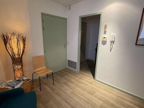 Location Local commercial 3 pièces 46.6 m² - 12 PLACE DES ARTS Thonon Les Bains 74200