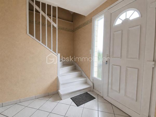 Opportunité à ne pas rater !
Située dans un secteur résidentiel calme et verdoyant de Nieppe, cette maison semi individuelle, des années 70, offre un cadre de vie paisible, idéal pour une famille ou un premier achat. À proximité des commodités, des écoles et des axes routiers, elle combine praticité et tranquillité.
Dès l’extérieur, vous serez séduit par son beau jardin sans vis-à-vis (terrain de 443m²), un véritable écrin de verdure agrémenté d’arbres fruitiers, parfait pour profiter des beaux jours en toute intimité. Le bien dispose également d’un garage ainsi que de places de parking.
À l’intérieur, le rez-de-chaussée propose une belle entrée, un salon/séjour traversant baigné de lumière naturelle, et une cuisine séparée à aménager selon vos goûts et vos besoins. À l’étage, vous découvrirez trois chambres ainsi qu’une salle de douche.
Des travaux de rénovation sont à prévoir, vous offrant l'opportunité de personnaliser entièrement cette maison à votre image. Côté confort, la maison est déjà équipée de fenêtres en PVC double vitrage et d’un chauffage central au gaz.
Un fort potentiel à exploiter dans une commune recherchée où il fait bon vivre. Laissez libre cours à vos idées et venez découvrir cette maison à fort potentiel.
Au plaisir de vous rencontrer pour une visite.