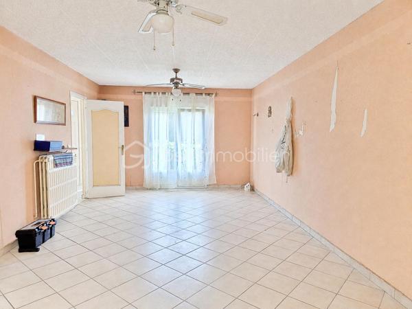Opportunité à ne pas rater !
Située dans un secteur résidentiel calme et verdoyant de Nieppe, cette maison semi individuelle, des années 70, offre un cadre de vie paisible, idéal pour une famille ou un premier achat. À proximité des commodités, des écoles et des axes routiers, elle combine praticité et tranquillité.
Dès l’extérieur, vous serez séduit par son beau jardin sans vis-à-vis (terrain de 443m²), un véritable écrin de verdure agrémenté d’arbres fruitiers, parfait pour profiter des beaux jours en toute intimité. Le bien dispose également d’un garage ainsi que de places de parking.
À l’intérieur, le rez-de-chaussée propose une belle entrée, un salon/séjour traversant baigné de lumière naturelle, et une cuisine séparée à aménager selon vos goûts et vos besoins. À l’étage, vous découvrirez trois chambres ainsi qu’une salle de douche.
Des travaux de rénovation sont à prévoir, vous offrant l'opportunité de personnaliser entièrement cette maison à votre image. Côté confort, la maison est déjà équipée de fenêtres en PVC double vitrage et d’un chauffage central au gaz.
Un fort potentiel à exploiter dans une commune recherchée où il fait bon vivre. Laissez libre cours à vos idées et venez découvrir cette maison à fort potentiel.
Au plaisir de vous rencontrer pour une visite.
