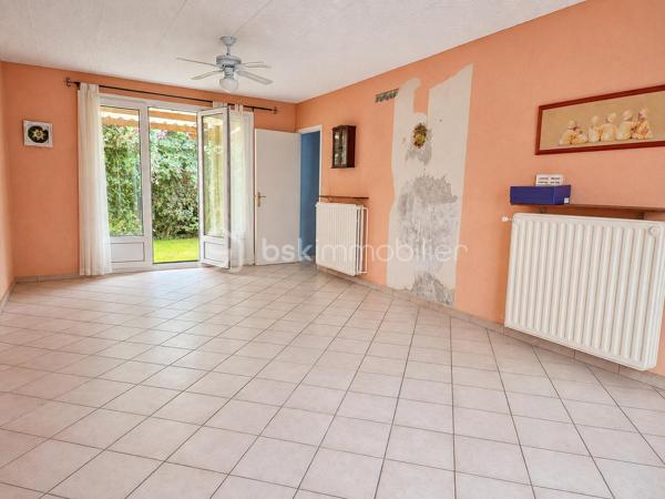 Opportunité à ne pas rater !
Située dans un secteur résidentiel calme et verdoyant de Nieppe, cette maison semi individuelle, des années 70, offre un cadre de vie paisible, idéal pour une famille ou un premier achat. À proximité des commodités, des écoles et des axes routiers, elle combine praticité et tranquillité.
Dès l’extérieur, vous serez séduit par son beau jardin sans vis-à-vis (terrain de 443m²), un véritable écrin de verdure agrémenté d’arbres fruitiers, parfait pour profiter des beaux jours en toute intimité. Le bien dispose également d’un garage ainsi que de places de parking.
À l’intérieur, le rez-de-chaussée propose une belle entrée, un salon/séjour traversant baigné de lumière naturelle, et une cuisine séparée à aménager selon vos goûts et vos besoins. À l’étage, vous découvrirez trois chambres ainsi qu’une salle de douche.
Des travaux de rénovation sont à prévoir, vous offrant l'opportunité de personnaliser entièrement cette maison à votre image. Côté confort, la maison est déjà équipée de fenêtres en PVC double vitrage et d’un chauffage central au gaz.
Un fort potentiel à exploiter dans une commune recherchée où il fait bon vivre. Laissez libre cours à vos idées et venez découvrir cette maison à fort potentiel.
Au plaisir de vous rencontrer pour une visite.