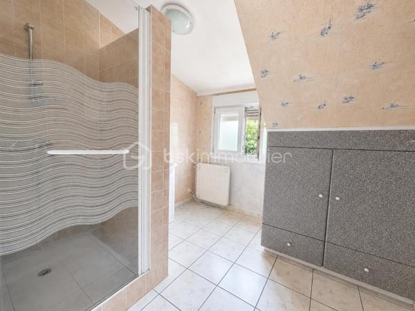 Opportunité à ne pas rater !
Située dans un secteur résidentiel calme et verdoyant de Nieppe, cette maison semi individuelle, des années 70, offre un cadre de vie paisible, idéal pour une famille ou un premier achat. À proximité des commodités, des écoles et des axes routiers, elle combine praticité et tranquillité.
Dès l’extérieur, vous serez séduit par son beau jardin sans vis-à-vis (terrain de 443m²), un véritable écrin de verdure agrémenté d’arbres fruitiers, parfait pour profiter des beaux jours en toute intimité. Le bien dispose également d’un garage ainsi que de places de parking.
À l’intérieur, le rez-de-chaussée propose une belle entrée, un salon/séjour traversant baigné de lumière naturelle, et une cuisine séparée à aménager selon vos goûts et vos besoins. À l’étage, vous découvrirez trois chambres ainsi qu’une salle de douche.
Des travaux de rénovation sont à prévoir, vous offrant l'opportunité de personnaliser entièrement cette maison à votre image. Côté confort, la maison est déjà équipée de fenêtres en PVC double vitrage et d’un chauffage central au gaz.
Un fort potentiel à exploiter dans une commune recherchée où il fait bon vivre. Laissez libre cours à vos idées et venez découvrir cette maison à fort potentiel.
Au plaisir de vous rencontrer pour une visite.