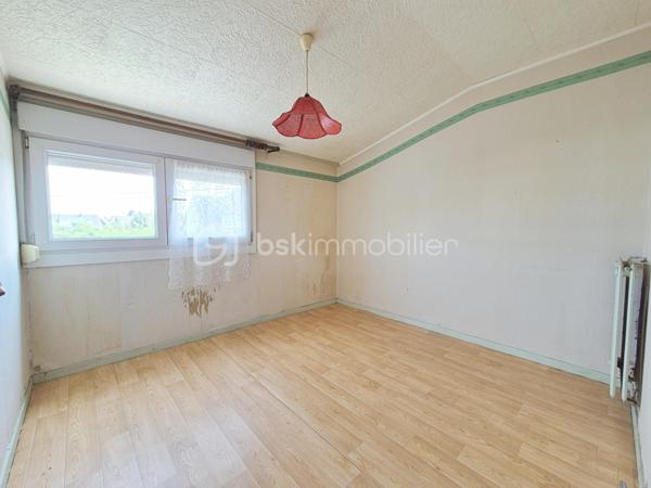 Opportunité à ne pas rater !
Située dans un secteur résidentiel calme et verdoyant de Nieppe, cette maison semi individuelle, des années 70, offre un cadre de vie paisible, idéal pour une famille ou un premier achat. À proximité des commodités, des écoles et des axes routiers, elle combine praticité et tranquillité.
Dès l’extérieur, vous serez séduit par son beau jardin sans vis-à-vis (terrain de 443m²), un véritable écrin de verdure agrémenté d’arbres fruitiers, parfait pour profiter des beaux jours en toute intimité. Le bien dispose également d’un garage ainsi que de places de parking.
À l’intérieur, le rez-de-chaussée propose une belle entrée, un salon/séjour traversant baigné de lumière naturelle, et une cuisine séparée à aménager selon vos goûts et vos besoins. À l’étage, vous découvrirez trois chambres ainsi qu’une salle de douche.
Des travaux de rénovation sont à prévoir, vous offrant l'opportunité de personnaliser entièrement cette maison à votre image. Côté confort, la maison est déjà équipée de fenêtres en PVC double vitrage et d’un chauffage central au gaz.
Un fort potentiel à exploiter dans une commune recherchée où il fait bon vivre. Laissez libre cours à vos idées et venez découvrir cette maison à fort potentiel.
Au plaisir de vous rencontrer pour une visite.