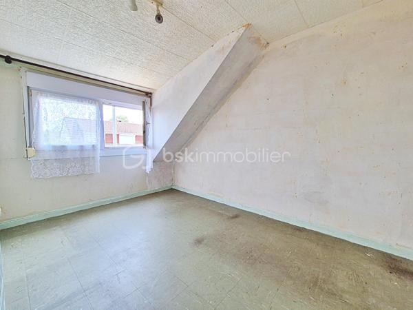 Opportunité à ne pas rater !
Située dans un secteur résidentiel calme et verdoyant de Nieppe, cette maison semi individuelle, des années 70, offre un cadre de vie paisible, idéal pour une famille ou un premier achat. À proximité des commodités, des écoles et des axes routiers, elle combine praticité et tranquillité.
Dès l’extérieur, vous serez séduit par son beau jardin sans vis-à-vis (terrain de 443m²), un véritable écrin de verdure agrémenté d’arbres fruitiers, parfait pour profiter des beaux jours en toute intimité. Le bien dispose également d’un garage ainsi que de places de parking.
À l’intérieur, le rez-de-chaussée propose une belle entrée, un salon/séjour traversant baigné de lumière naturelle, et une cuisine séparée à aménager selon vos goûts et vos besoins. À l’étage, vous découvrirez trois chambres ainsi qu’une salle de douche.
Des travaux de rénovation sont à prévoir, vous offrant l'opportunité de personnaliser entièrement cette maison à votre image. Côté confort, la maison est déjà équipée de fenêtres en PVC double vitrage et d’un chauffage central au gaz.
Un fort potentiel à exploiter dans une commune recherchée où il fait bon vivre. Laissez libre cours à vos idées et venez découvrir cette maison à fort potentiel.
Au plaisir de vous rencontrer pour une visite.