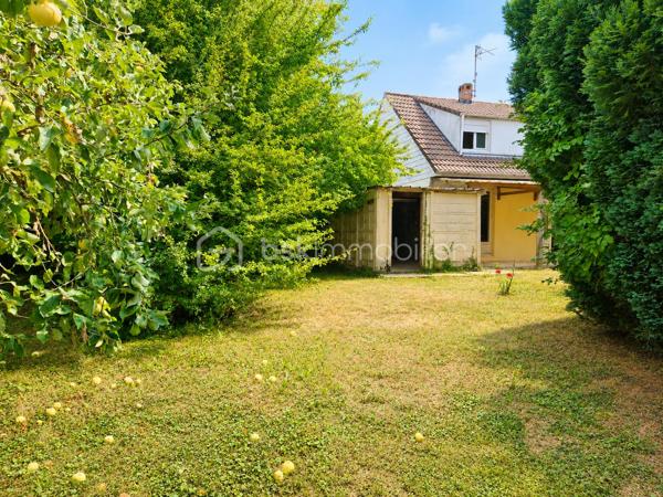 Opportunité à ne pas rater !
Située dans un secteur résidentiel calme et verdoyant de Nieppe, cette maison semi individuelle, des années 70, offre un cadre de vie paisible, idéal pour une famille ou un premier achat. À proximité des commodités, des écoles et des axes routiers, elle combine praticité et tranquillité.
Dès l’extérieur, vous serez séduit par son beau jardin sans vis-à-vis (terrain de 443m²), un véritable écrin de verdure agrémenté d’arbres fruitiers, parfait pour profiter des beaux jours en toute intimité. Le bien dispose également d’un garage ainsi que de places de parking.
À l’intérieur, le rez-de-chaussée propose une belle entrée, un salon/séjour traversant baigné de lumière naturelle, et une cuisine séparée à aménager selon vos goûts et vos besoins. À l’étage, vous découvrirez trois chambres ainsi qu’une salle de douche.
Des travaux de rénovation sont à prévoir, vous offrant l'opportunité de personnaliser entièrement cette maison à votre image. Côté confort, la maison est déjà équipée de fenêtres en PVC double vitrage et d’un chauffage central au gaz.
Un fort potentiel à exploiter dans une commune recherchée où il fait bon vivre. Laissez libre cours à vos idées et venez découvrir cette maison à fort potentiel.
Au plaisir de vous rencontrer pour une visite.