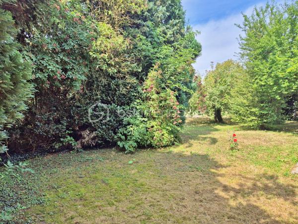 Opportunité à ne pas rater !
Située dans un secteur résidentiel calme et verdoyant de Nieppe, cette maison semi individuelle, des années 70, offre un cadre de vie paisible, idéal pour une famille ou un premier achat. À proximité des commodités, des écoles et des axes routiers, elle combine praticité et tranquillité.
Dès l’extérieur, vous serez séduit par son beau jardin sans vis-à-vis (terrain de 443m²), un véritable écrin de verdure agrémenté d’arbres fruitiers, parfait pour profiter des beaux jours en toute intimité. Le bien dispose également d’un garage ainsi que de places de parking.
À l’intérieur, le rez-de-chaussée propose une belle entrée, un salon/séjour traversant baigné de lumière naturelle, et une cuisine séparée à aménager selon vos goûts et vos besoins. À l’étage, vous découvrirez trois chambres ainsi qu’une salle de douche.
Des travaux de rénovation sont à prévoir, vous offrant l'opportunité de personnaliser entièrement cette maison à votre image. Côté confort, la maison est déjà équipée de fenêtres en PVC double vitrage et d’un chauffage central au gaz.
Un fort potentiel à exploiter dans une commune recherchée où il fait bon vivre. Laissez libre cours à vos idées et venez découvrir cette maison à fort potentiel.
Au plaisir de vous rencontrer pour une visite.