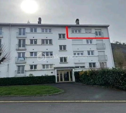 À Givet, à seulement 2 km de la frontière belge et à environ 20 km de Dinant, découvrez cet agréable appartement de 3 chambres, entièrement rénové et prêt à vivre.

Situé au 3ᵉ étage sans ascenseur, dans une résidence proche de toutes les commodités, cet appartement ne nécessite aucun travaux.

L’appartement se compose de :
Un hall d’entrée qui dessert un séjour lumineux et agréable
Une cuisine intégrée
Une salle de bains
WC séparés
3 chambres
2 buanderies

Cet appartement dispose également d'un garage privatif de 6 × 3 m (16.3m²) et d'une cave (9,10m²)

De nombreux travaux et améliorations ont été réalisés notamment : 

Électricité refaite
Appartement récemment repeint
Mobilier neuf
Porte d’entrée renforcée neuve avec serrure 3 points
Chauffe-eau économique neuf
Plaque vitrocéramique neuve
WC neuf
Fenêtres en double vitrage et équipées de volets roulants à sangle

Aucun travaux à prévoir : vous pouvez vous installer ou le mettre immédiatement en location.

Charges de copropriété
Les charges sont comprises entre 400 et 900 € par trimestre selon la consommation.
Elles comprennent notamment :
* L’eau
* Le chauffage
* L’entretien des parties communes
L’électricité reste à la charge de l’occupant.

Idéal résidence principale pour un premier achat ou investissement locatif. Ce bien représente également une opportunité intéressante pour un investisseur.

Location possible : environ 700,00 / mois hors charges, soit un potentiel locatif de 8 400 € par an hors charges, sous réserve du marché locatif et des conditions de location.