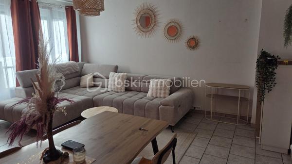 À Givet, à seulement 2 km de la frontière belge et à environ 20 km de Dinant, découvrez cet agréable appartement de 3 chambres, entièrement rénové et prêt à vivre.

Situé au 3ᵉ étage sans ascenseur, dans une résidence proche de toutes les commodités, cet appartement ne nécessite aucun travaux.

L’appartement se compose de :
Un hall d’entrée qui dessert un séjour lumineux et agréable
Une cuisine intégrée
Une salle de bains
WC séparés
3 chambres
2 buanderies

Cet appartement dispose également d'un garage privatif de 6 × 3 m (16.3m²) et d'une cave (9,10m²)

De nombreux travaux et améliorations ont été réalisés notamment : 

Électricité refaite
Appartement récemment repeint
Mobilier neuf
Porte d’entrée renforcée neuve avec serrure 3 points
Chauffe-eau économique neuf
Plaque vitrocéramique neuve
WC neuf
Fenêtres en double vitrage et équipées de volets roulants à sangle

Aucun travaux à prévoir : vous pouvez vous installer ou le mettre immédiatement en location.

Charges de copropriété
Les charges sont comprises entre 400 et 900 € par trimestre selon la consommation.
Elles comprennent notamment :
* L’eau
* Le chauffage
* L’entretien des parties communes
L’électricité reste à la charge de l’occupant.

Idéal résidence principale pour un premier achat ou investissement locatif. Ce bien représente également une opportunité intéressante pour un investisseur.

Location possible : environ 700,00 / mois hors charges, soit un potentiel locatif de 8 400 € par an hors charges, sous réserve du marché locatif et des conditions de location.