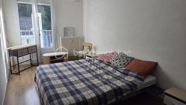 À Givet, à seulement 2 km de la frontière belge et à environ 20 km de Dinant, découvrez cet agréable appartement de 3 chambres, entièrement rénové et prêt à vivre.

Situé au 3ᵉ étage sans ascenseur, dans une résidence proche de toutes les commodités, cet appartement ne nécessite aucun travaux.

L’appartement se compose de :
Un hall d’entrée qui dessert un séjour lumineux et agréable
Une cuisine intégrée
Une salle de bains
WC séparés
3 chambres
2 buanderies

Cet appartement dispose également d'un garage privatif de 6 × 3 m (16.3m²) et d'une cave (9,10m²)

De nombreux travaux et améliorations ont été réalisés notamment : 

Électricité refaite
Appartement récemment repeint
Mobilier neuf
Porte d’entrée renforcée neuve avec serrure 3 points
Chauffe-eau économique neuf
Plaque vitrocéramique neuve
WC neuf
Fenêtres en double vitrage et équipées de volets roulants à sangle

Aucun travaux à prévoir : vous pouvez vous installer ou le mettre immédiatement en location.

Charges de copropriété
Les charges sont comprises entre 400 et 900 € par trimestre selon la consommation.
Elles comprennent notamment :
* L’eau
* Le chauffage
* L’entretien des parties communes
L’électricité reste à la charge de l’occupant.

Idéal résidence principale pour un premier achat ou investissement locatif. Ce bien représente également une opportunité intéressante pour un investisseur.

Location possible : environ 700,00 / mois hors charges, soit un potentiel locatif de 8 400 € par an hors charges, sous réserve du marché locatif et des conditions de location.