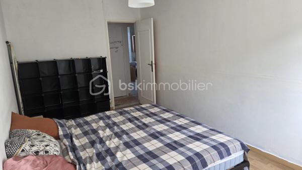À Givet, à seulement 2 km de la frontière belge et à environ 20 km de Dinant, découvrez cet agréable appartement de 3 chambres, entièrement rénové et prêt à vivre.

Situé au 3ᵉ étage sans ascenseur, dans une résidence proche de toutes les commodités, cet appartement ne nécessite aucun travaux.

L’appartement se compose de :
Un hall d’entrée qui dessert un séjour lumineux et agréable
Une cuisine intégrée
Une salle de bains
WC séparés
3 chambres
2 buanderies

Cet appartement dispose également d'un garage privatif de 6 × 3 m (16.3m²) et d'une cave (9,10m²)

De nombreux travaux et améliorations ont été réalisés notamment : 

Électricité refaite
Appartement récemment repeint
Mobilier neuf
Porte d’entrée renforcée neuve avec serrure 3 points
Chauffe-eau économique neuf
Plaque vitrocéramique neuve
WC neuf
Fenêtres en double vitrage et équipées de volets roulants à sangle

Aucun travaux à prévoir : vous pouvez vous installer ou le mettre immédiatement en location.

Charges de copropriété
Les charges sont comprises entre 400 et 900 € par trimestre selon la consommation.
Elles comprennent notamment :
* L’eau
* Le chauffage
* L’entretien des parties communes
L’électricité reste à la charge de l’occupant.

Idéal résidence principale pour un premier achat ou investissement locatif. Ce bien représente également une opportunité intéressante pour un investisseur.

Location possible : environ 700,00 / mois hors charges, soit un potentiel locatif de 8 400 € par an hors charges, sous réserve du marché locatif et des conditions de location.