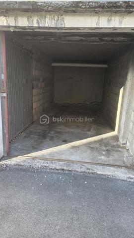 À Givet, à seulement 2 km de la frontière belge et à environ 20 km de Dinant, découvrez cet agréable appartement de 3 chambres, entièrement rénové et prêt à vivre.

Situé au 3ᵉ étage sans ascenseur, dans une résidence proche de toutes les commodités, cet appartement ne nécessite aucun travaux.

L’appartement se compose de :
Un hall d’entrée qui dessert un séjour lumineux et agréable
Une cuisine intégrée
Une salle de bains
WC séparés
3 chambres
2 buanderies

Cet appartement dispose également d'un garage privatif de 6 × 3 m (16.3m²) et d'une cave (9,10m²)

De nombreux travaux et améliorations ont été réalisés notamment : 

Électricité refaite
Appartement récemment repeint
Mobilier neuf
Porte d’entrée renforcée neuve avec serrure 3 points
Chauffe-eau économique neuf
Plaque vitrocéramique neuve
WC neuf
Fenêtres en double vitrage et équipées de volets roulants à sangle

Aucun travaux à prévoir : vous pouvez vous installer ou le mettre immédiatement en location.

Charges de copropriété
Les charges sont comprises entre 400 et 900 € par trimestre selon la consommation.
Elles comprennent notamment :
* L’eau
* Le chauffage
* L’entretien des parties communes
L’électricité reste à la charge de l’occupant.

Idéal résidence principale pour un premier achat ou investissement locatif. Ce bien représente également une opportunité intéressante pour un investisseur.

Location possible : environ 700,00 / mois hors charges, soit un potentiel locatif de 8 400 € par an hors charges, sous réserve du marché locatif et des conditions de location.
