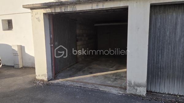 À Givet, à seulement 2 km de la frontière belge et à environ 20 km de Dinant, découvrez cet agréable appartement de 3 chambres, entièrement rénové et prêt à vivre.

Situé au 3ᵉ étage sans ascenseur, dans une résidence proche de toutes les commodités, cet appartement ne nécessite aucun travaux.

L’appartement se compose de :
Un hall d’entrée qui dessert un séjour lumineux et agréable
Une cuisine intégrée
Une salle de bains
WC séparés
3 chambres
2 buanderies

Cet appartement dispose également d'un garage privatif de 6 × 3 m (16.3m²) et d'une cave (9,10m²)

De nombreux travaux et améliorations ont été réalisés notamment : 

Électricité refaite
Appartement récemment repeint
Mobilier neuf
Porte d’entrée renforcée neuve avec serrure 3 points
Chauffe-eau économique neuf
Plaque vitrocéramique neuve
WC neuf
Fenêtres en double vitrage et équipées de volets roulants à sangle

Aucun travaux à prévoir : vous pouvez vous installer ou le mettre immédiatement en location.

Charges de copropriété
Les charges sont comprises entre 400 et 900 € par trimestre selon la consommation.
Elles comprennent notamment :
* L’eau
* Le chauffage
* L’entretien des parties communes
L’électricité reste à la charge de l’occupant.

Idéal résidence principale pour un premier achat ou investissement locatif. Ce bien représente également une opportunité intéressante pour un investisseur.

Location possible : environ 700,00 / mois hors charges, soit un potentiel locatif de 8 400 € par an hors charges, sous réserve du marché locatif et des conditions de location.